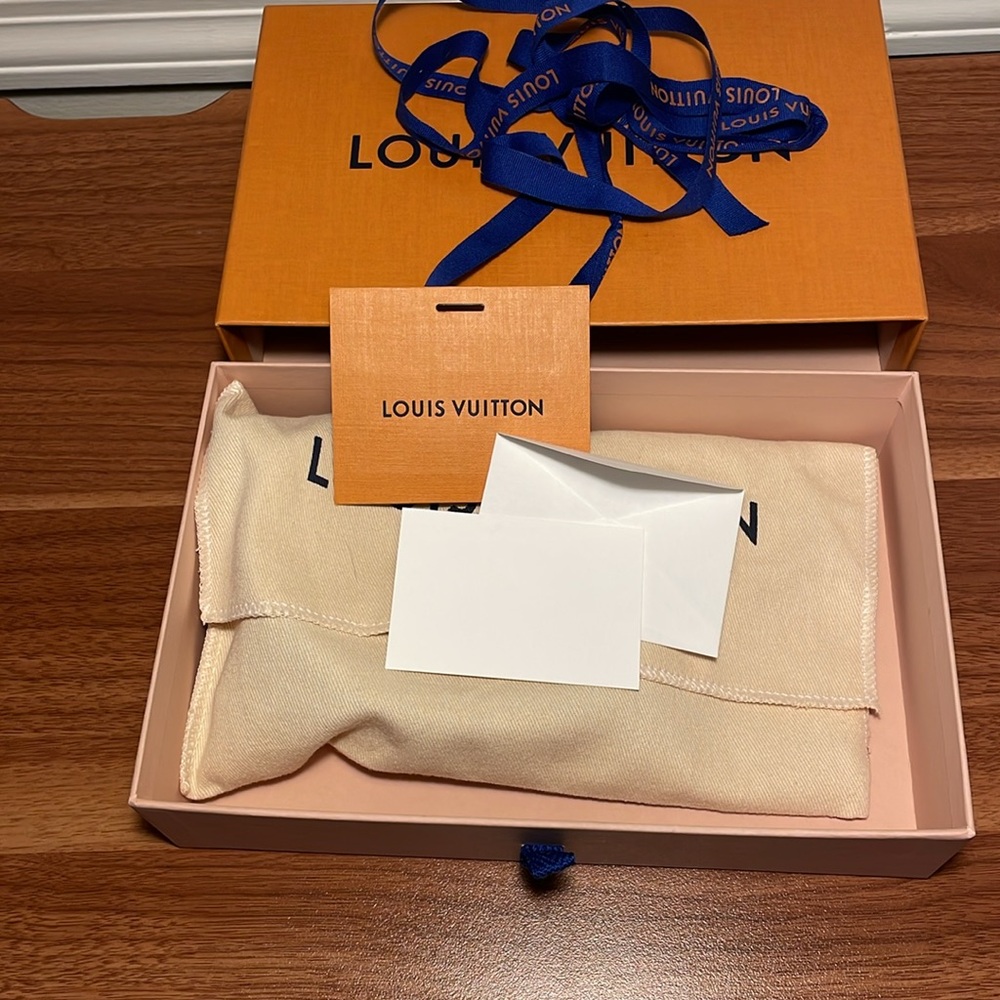 Louis Vuitton Dog Collar Medium - Picture 12 of 16